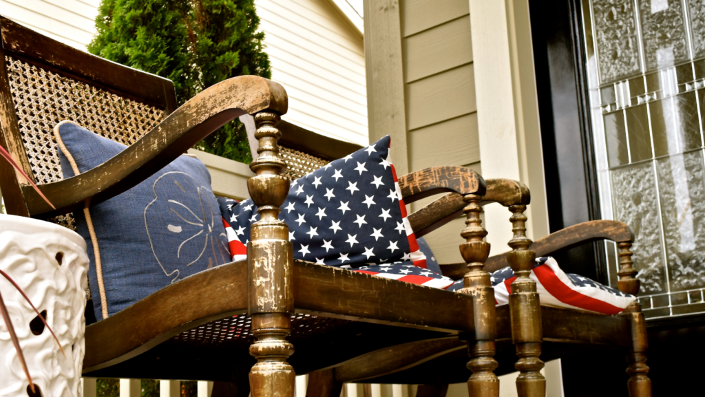 How to decorate for memorial day with outdoor Patriotic throw pillows